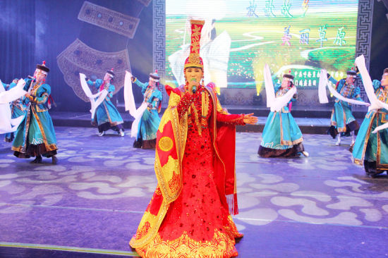 乌兰托娅现场演唱