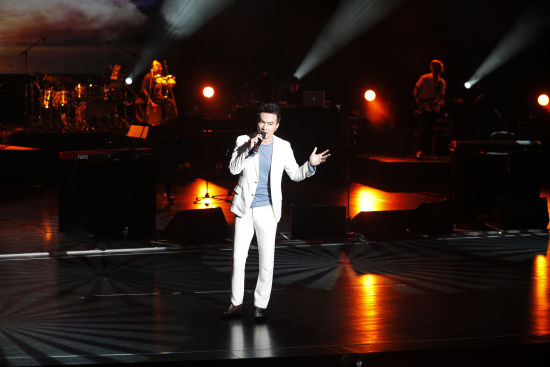 李泉与全场观众互动