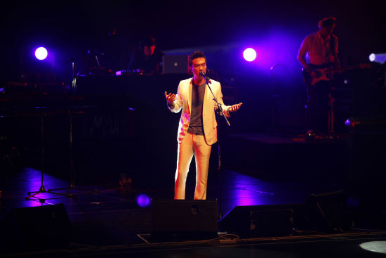 李泉现场演绎歌曲