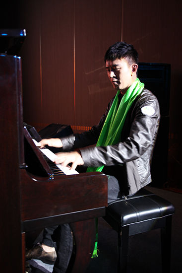 郭家铭现场演奏钢琴曲