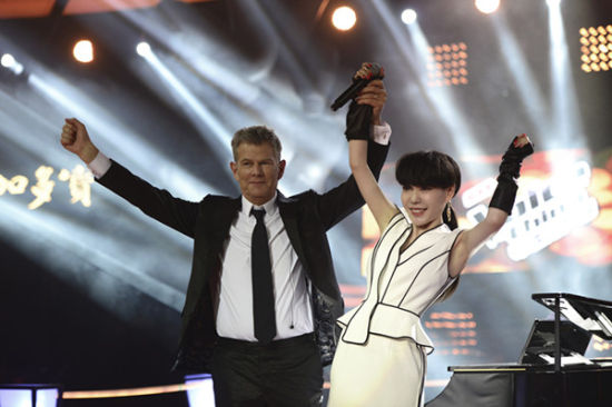 吴莫愁与大卫-佛斯特向观众致意