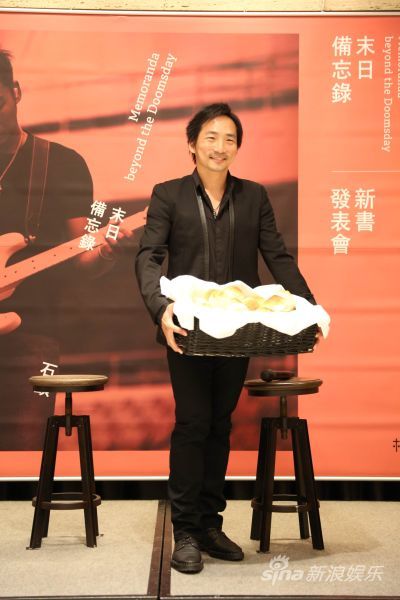与自己的约定其中一项 石头特地烤一篮面包分享给在场媒体朋友