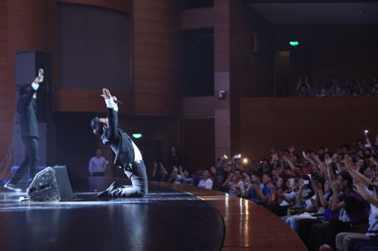 缪杰双膝跪地向歌迷致谢