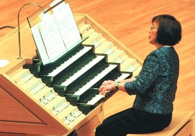 陈许怡慧女士在演奏中