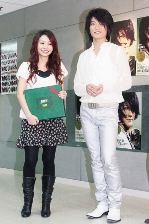 传飞儿主唱与阿沁承认恋情 婚礼在明年8月(图)