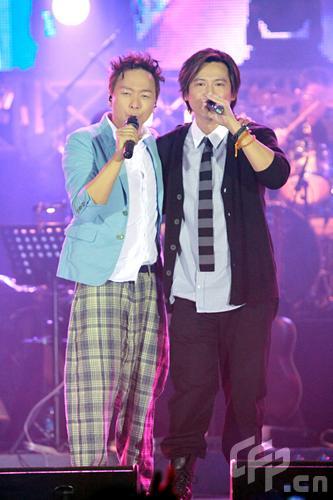 2008年6月10日，香港，“别了家驹15载，海阔天空”音乐会举行。黄家强，叶世荣