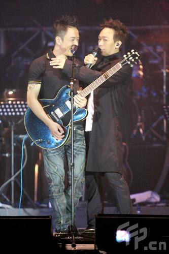 2008年6月10日，香港，“别了家驹15载，海阔天空”音乐会举行。黄贯中，黄家强