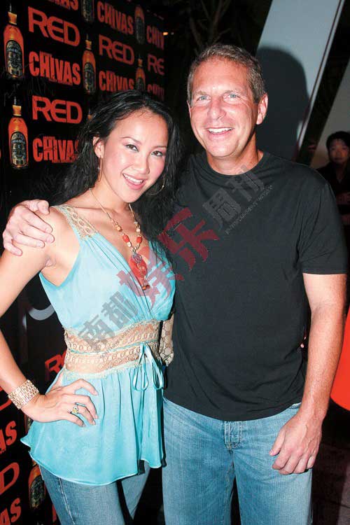 李玟早就戴上了Bruce送的订婚戒指，但还是一直坚持不结婚。