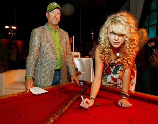 2006 年出道不久的泰勒·斯威夫特，她演唱时带着南方口音，甜美中保留鼻音，而伴奏中也混入小提琴和曼陀林