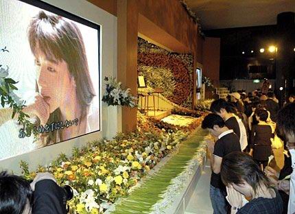 坂井泉水葬礼(资料图片)新浪娱乐讯 以"zard"之名走红乐坛的坂井泉水