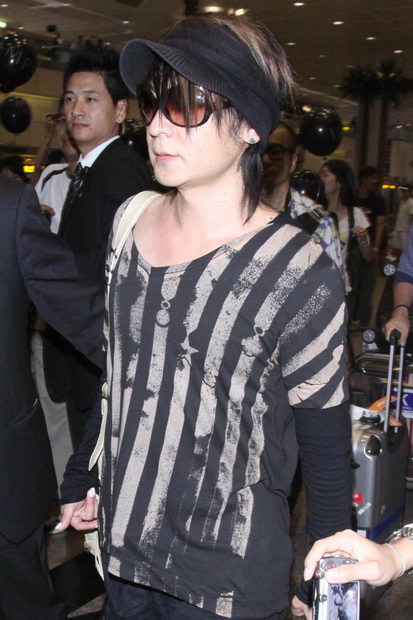 彩虹乐队主唱hyde抵台 歌迷接机场面混乱(图)