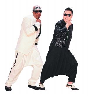 鸟叔（右）联手传奇饶舌歌手和舞者MC Hammer在全美音乐奖颁奖礼上进行了压轴演出。