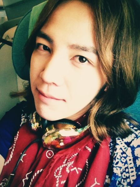 张根硕上海开唱微博狂欢 秀自拍合影(图)