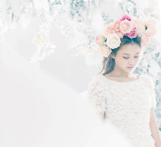 李夏怡身穿白纱