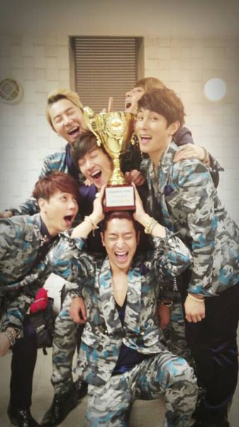 神话两周获三冠王自拍留念