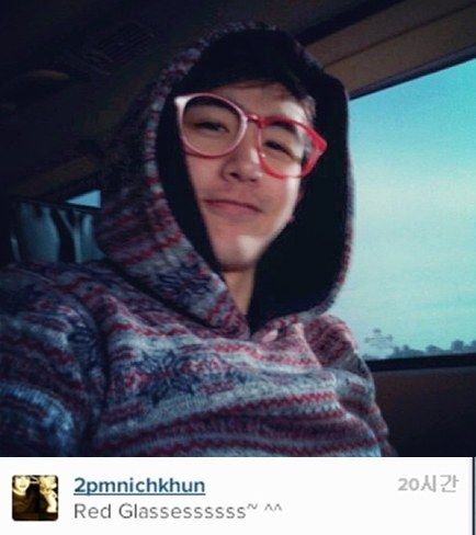 2PM尼坤戴红框眼镜自拍