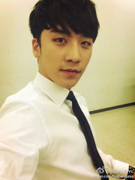 Bigbang成员胜利曾通过组合的微博晒帅照