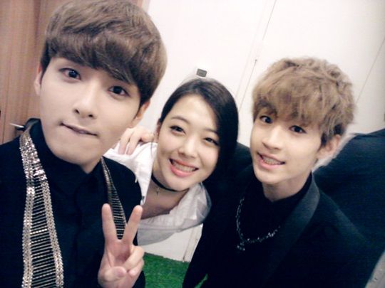 从左至右，厉旭、Sulli、Henry　