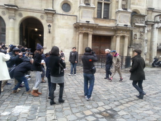 G-DRAGON、太阳现身街头