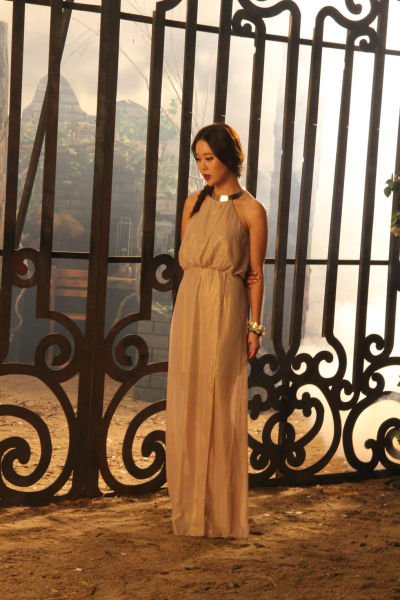 白智英《依然炙热》mv 金色长裙女王范足