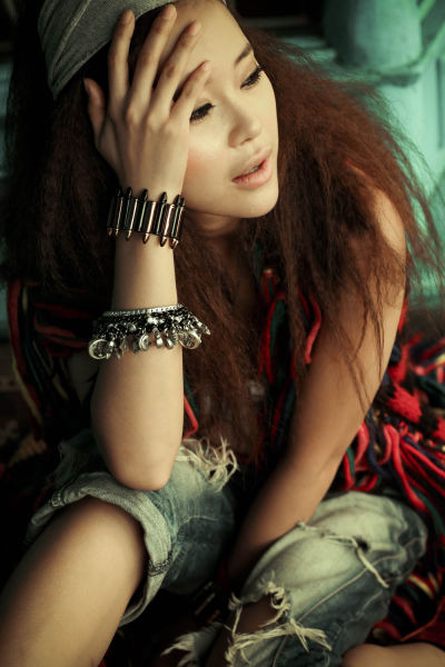 白智英曝新专辑封面照 大秀嬉皮风(组图)