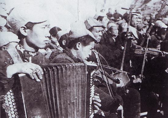 1941年至1944年延安“新秧歌”运动，时乐濛（前排左2）拉小提琴，左1为李焕之。