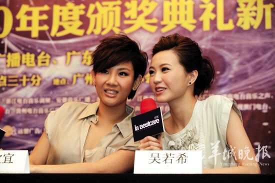 郑欣宜（左）与吴若希将一展歌喉