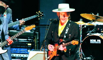 4月6日晚,美国著名歌手鲍勃·迪伦在北京工人体育馆举办演唱会。这是现年70岁的鲍勃·迪伦首次在北京登台演出,也是在中国内地的首场演出。□新华社发