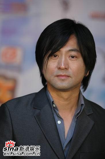 唱作歌手张洪量在颁奖后台接受采访。