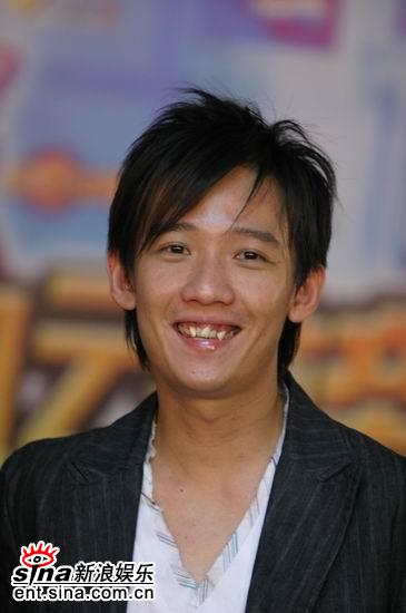 台湾歌手阿牛笑容谦和亮相后台。