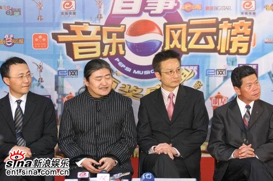 百事音乐风云榜评审团后台接受采访。