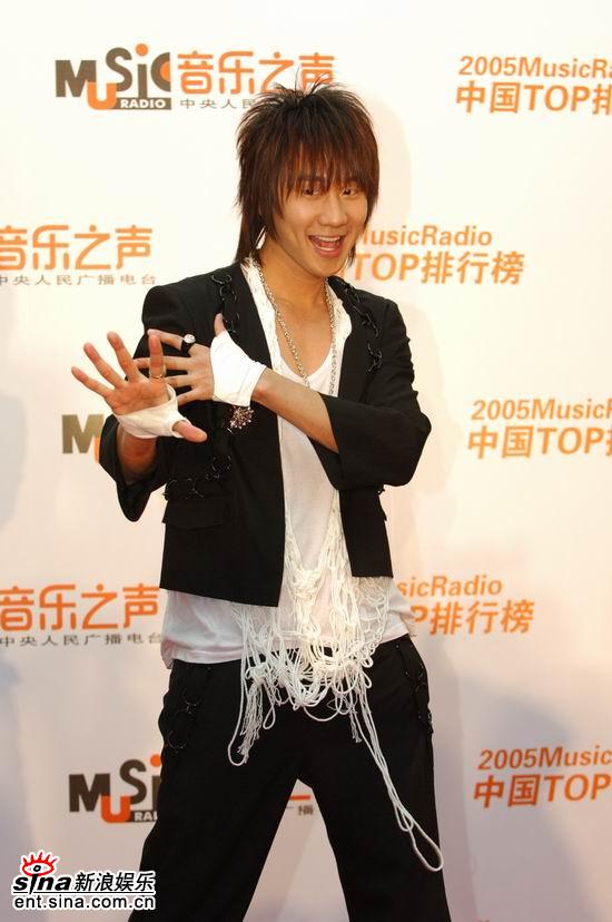 林俊杰越发时尚，唱作歌手气质逼人。