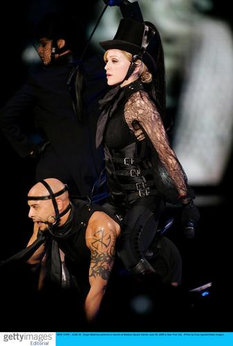 组图:麦当娜挥洒叛逆狂野 骑猛男放女皇霸气