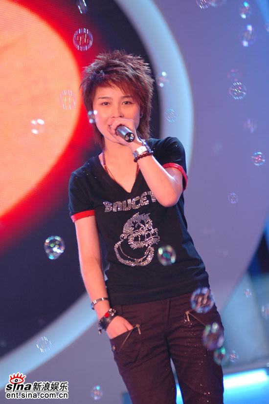 厉娜仍然酷味十足 新浪娱乐讯 8月11日(星期五),2006快乐中国超级女声