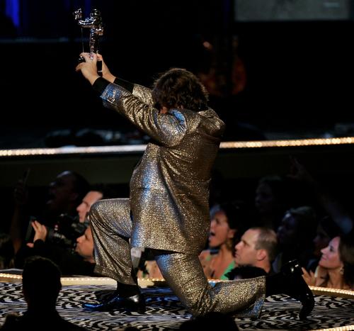 图文:搞笑主持人布莱克舞台耍宝跪地颁奖