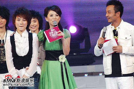 厉娜与主持人一起