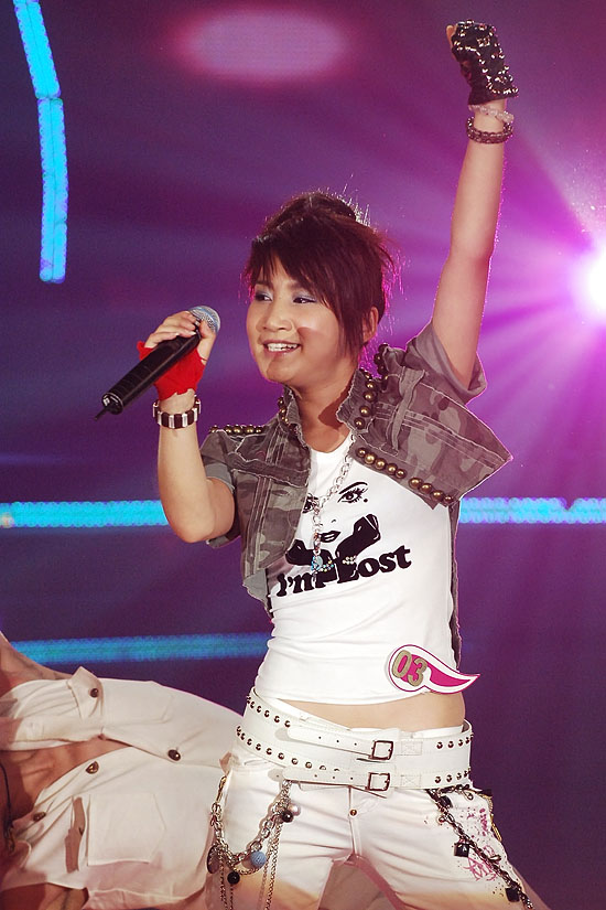 图文:超级女声总决赛8进6-艾梦萌露蛮腰