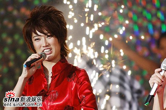 刘力扬身后灿烂火花