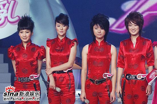 四强亮丽红装上场