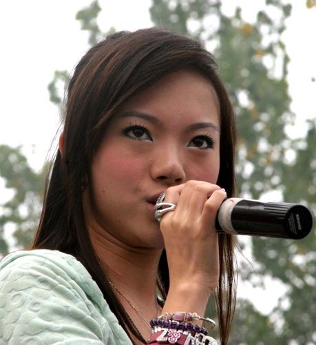 日,湖南常德石门柑橘节的演唱会上,2006超级女声胡灵(blog)激情演唱时