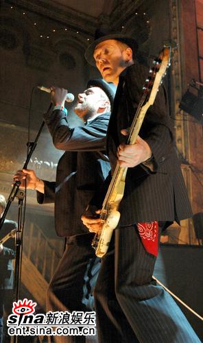 组图:污点乐队主唱新组乐团 伦敦演出陶醉不已