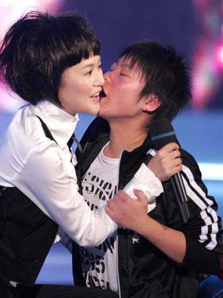 一位听得发狂的歌迷冲上台来要亲吻谭维维