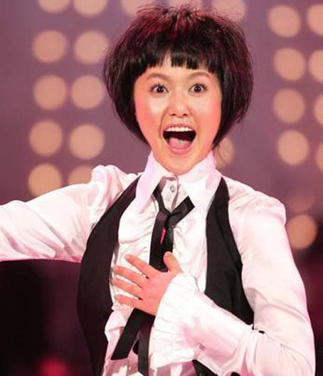 当时短发造型的谭维维正在秀“青藏高原”的高音