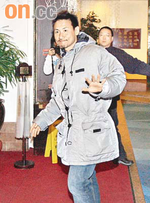 学友未几已平复心情，还向在场记者挥手及报以微笑