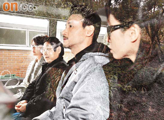 太太罗美薇（右起）、学友、其母及妹妹神情哀伤