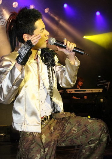 黄征露点下跪谢歌迷