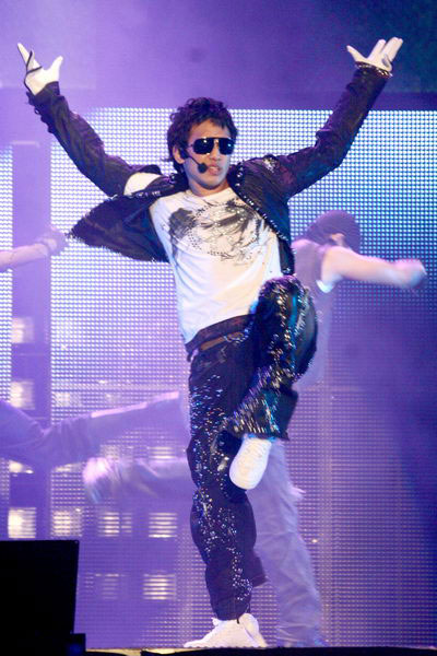 rain演唱会惊险中狂力放电 舞台两度着火(组图)