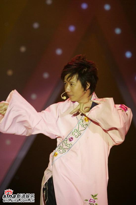 浪花一朵朵》等脍炙人口的经典歌曲征服了无数歌迷的马来西亚歌手阿牛