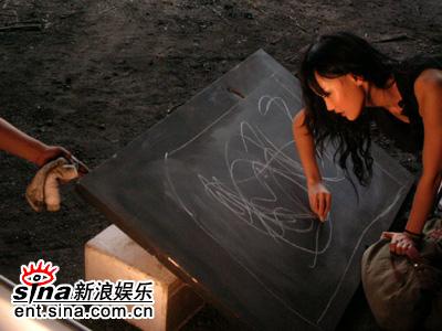 《红眼睛》MV中需要黄龄演绎出与音乐契合的癫狂空茫状态