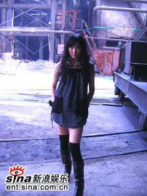 黄龄《红眼睛》MV拍摄场景选址于废弃工厂很特别